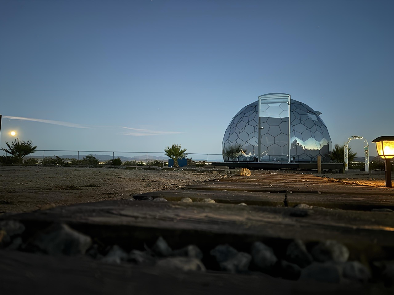 Un Hypedome installé dans un jardin pour offrir une vue dégagée sur le ciel