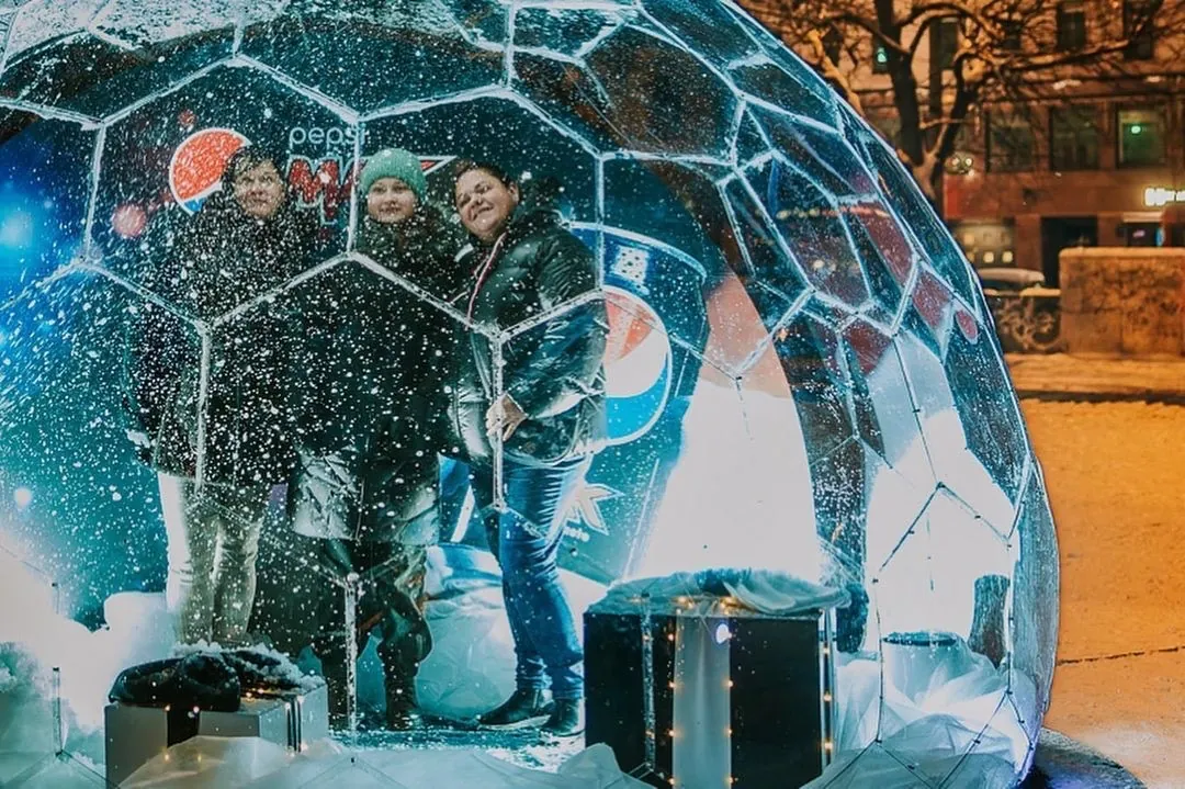 Pop-up product display in a Hypedome clear igloo