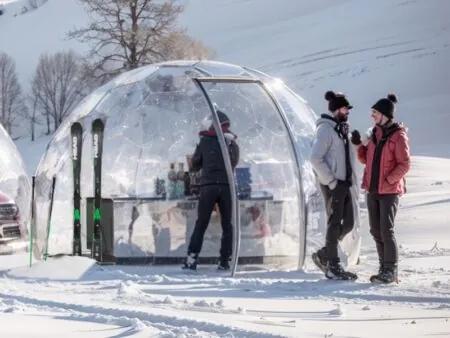 Pop-up bar on a snow slope inside a Hypedome
