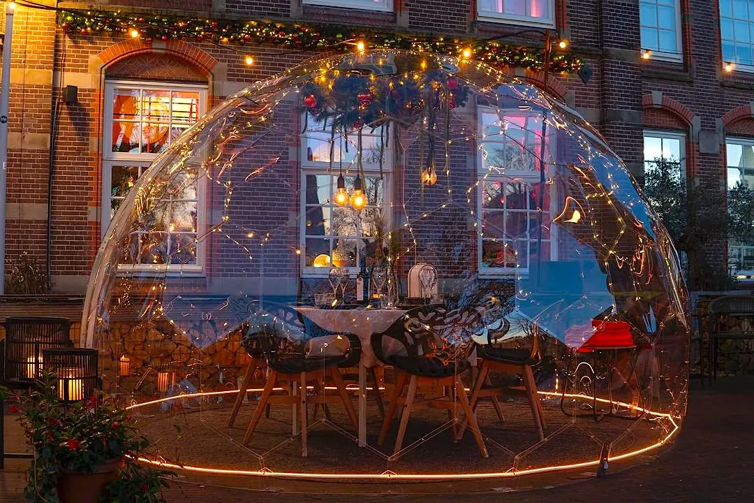 A beautifully lit dining dome in In De Kazerne