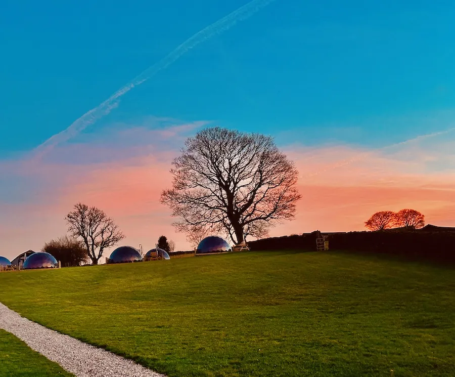 The coloured sky and the view on the Deerstone glamping