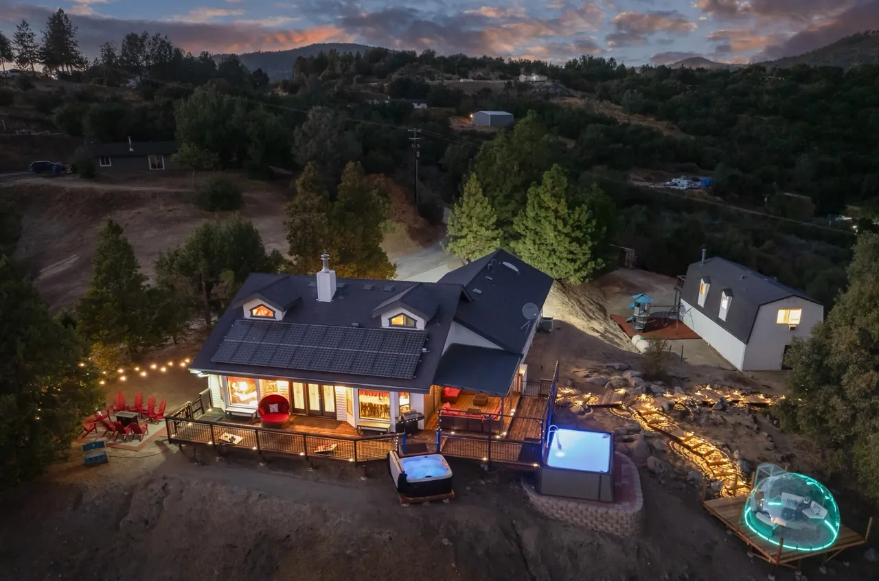 Yosemite’s Mountain Majesty Airbnb property with a dome