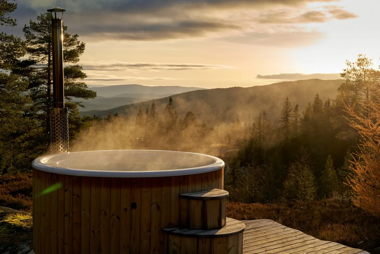 A hot tub in the outdoors